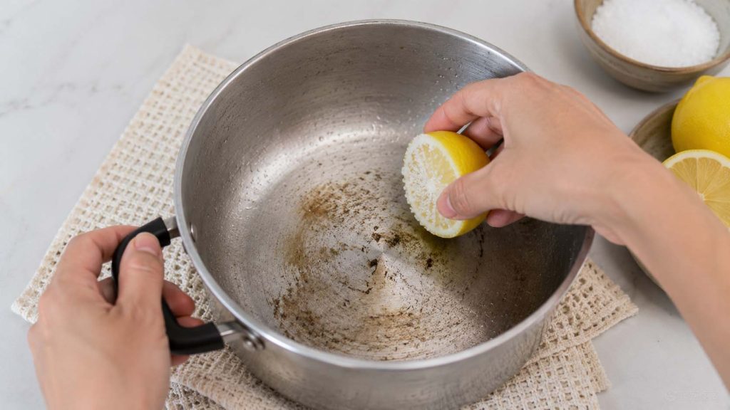Làm sạch nồi inox bằng chanh và muối