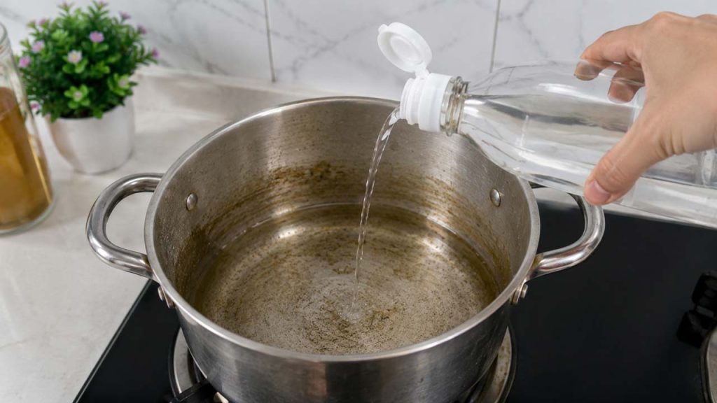 Làm sạch nồi inox bị xỉn màu bằng giấm trắng