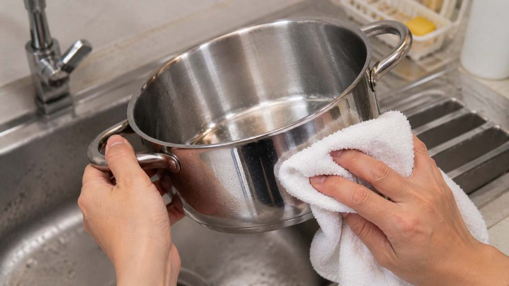 Lau khô nồi inox ngay sau khi rửa