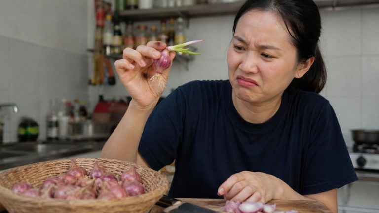 Mẹo bảo quản hành tím không bị mọc mầm