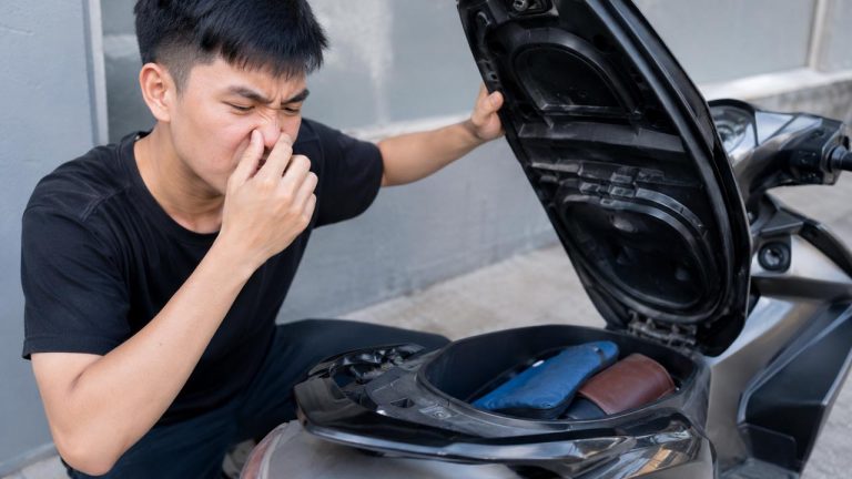 Mẹo chống mùi hôi trong cốp xe máy khi phát hiện cốp có mùi khó chịu