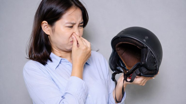 Mẹo chống nón bảo hiểm có mùi khó chịu bằng cách vệ sinh và bảo quản đúng cách