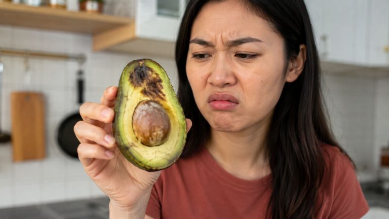 Mẹo giữ bơ không bị thâm sau khi cắt khi phát hiện bơ bị thâm sau thời gian để lâu