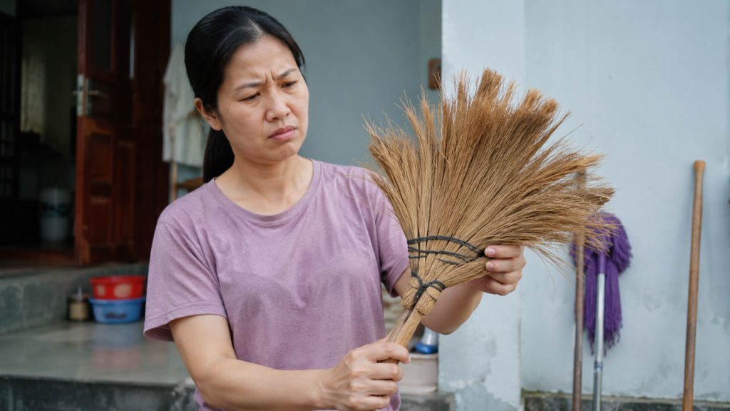 10 Mẹo Giữ Chổi Quét Nhà Không Bị Xòe Lông Giúp Dùng Bền Hơn Gấp Nhiều Lần