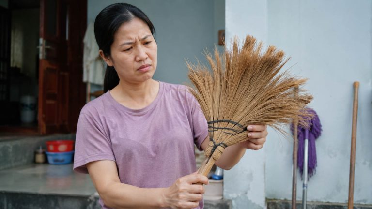 Mẹo giữ chổi quét nhà không bị xòe lông