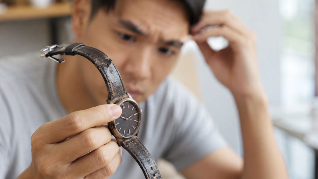 10 Mẹo Giữ Dây Da Đồng Hồ Không Bị Bong Tróc Bền Đẹp Như Mới