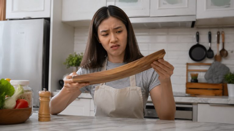 Mẹo giữ thớt gỗ không bị cong vênh khi sử dụng hằng ngày