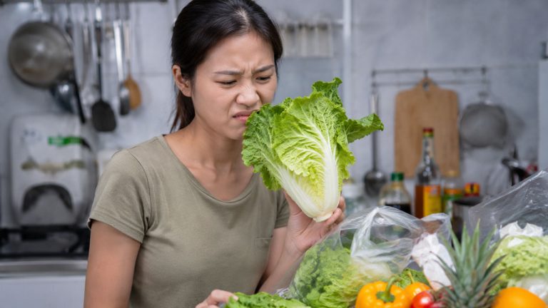 Mẹo khử mùi thuốc trừ sâu trên rau củ bằng cách sơ chế và rửa đúng cách