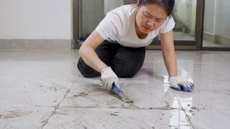8 Mẹo tẩy vết xi măng dính trên nền gạch – Cách làm sạch nhanh, an toàn và hiệu quả