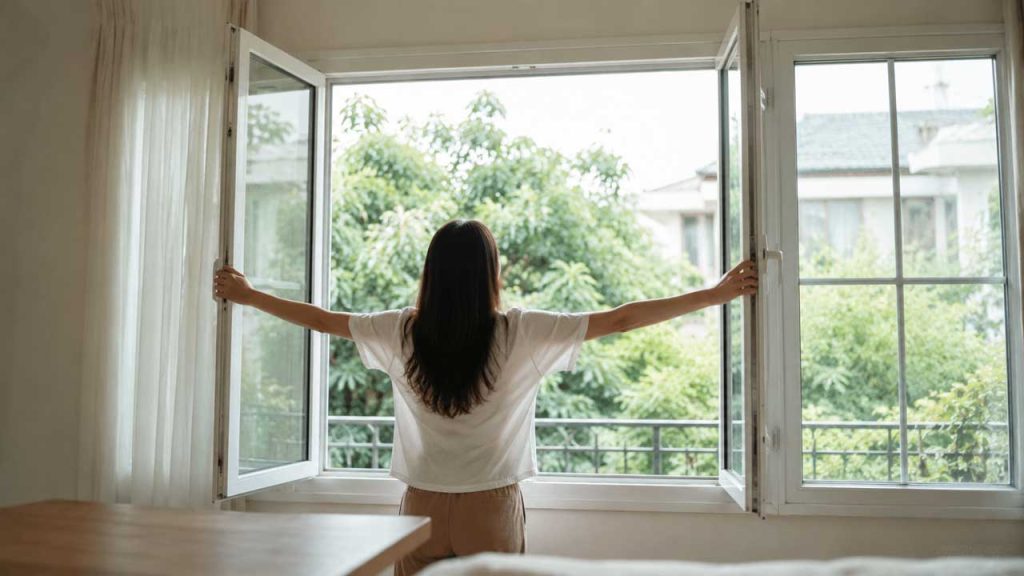 Mở cửa để thông gió tự nhiên giúp khử mùi sơn mới nhanh hơn