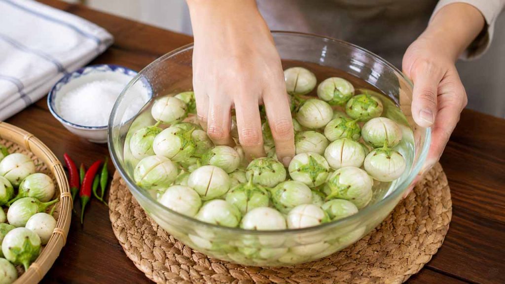 Ngâm cà pháo đã sơ chế trong nước muối loãng để hạn chế bị thâm