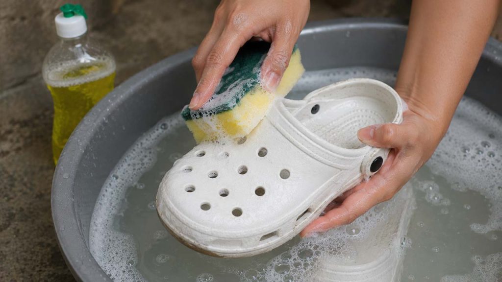 Dùng nước rửa chén để loại bỏ dầu mỡ trên dép trắng
