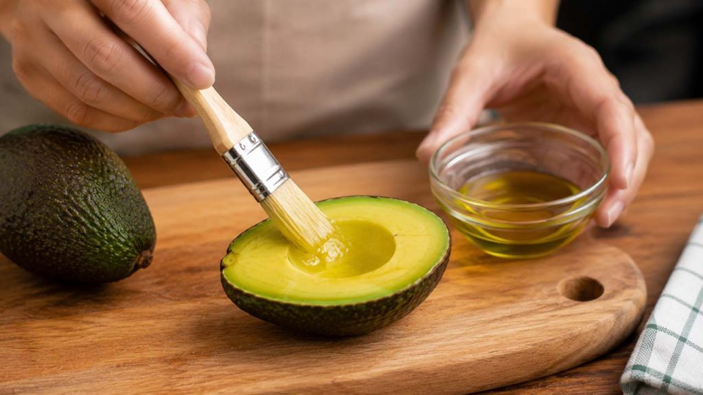 Phết một lớp dầu ô liu lên bề mặt bơ