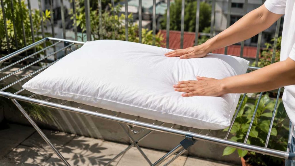 Phơi ruột gối đúng cách giúp bông phân bố đều