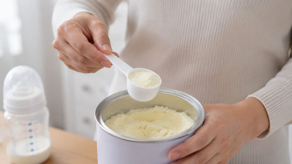 Dùng muỗng đong khô khi lấy sữa bột cho bé