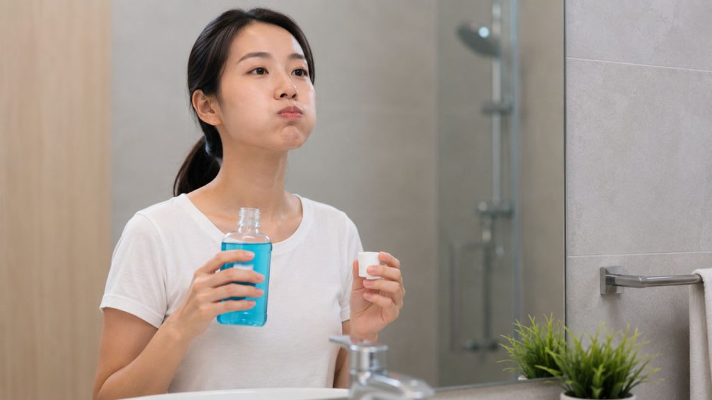 Súc miệng bằng nước súc miệng hoặc nước muối loãng