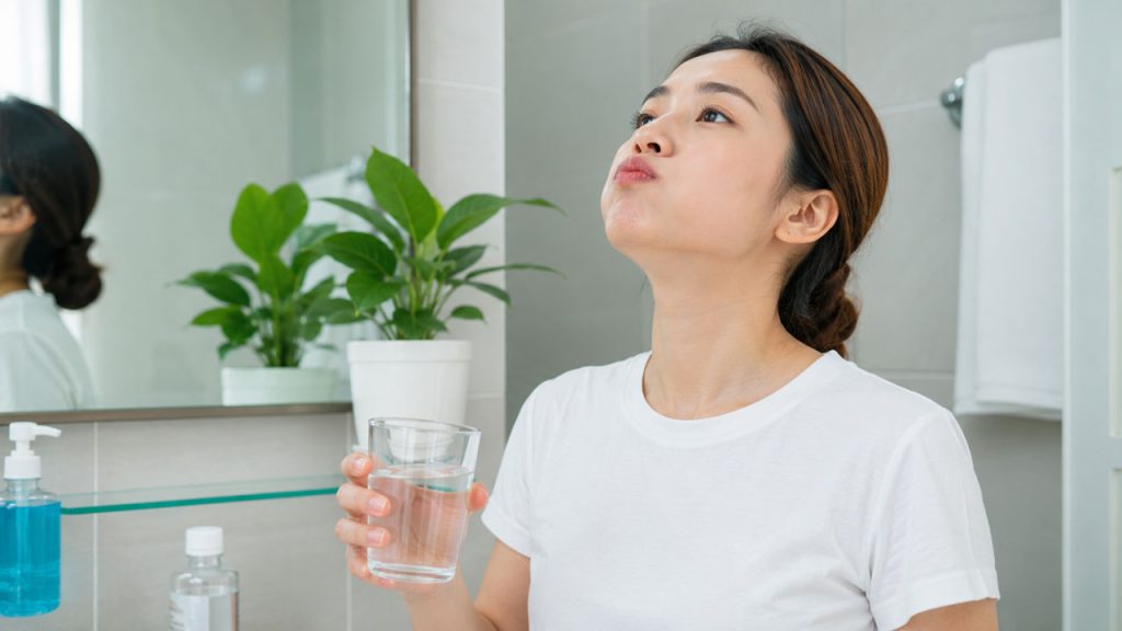 Súc miệng bằng nước muối sinh lý khi bị ho