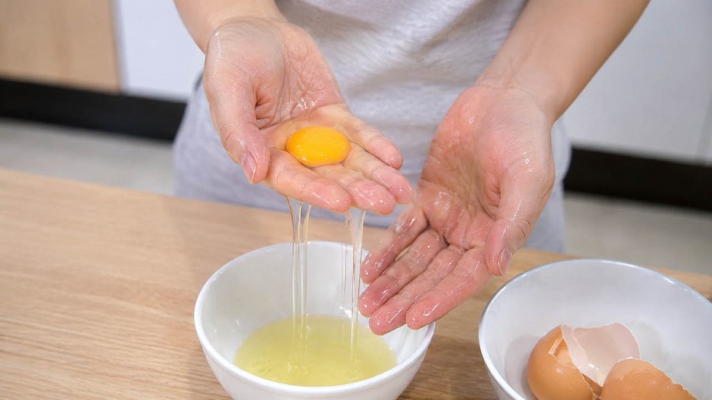 Dùng tay tách lòng trắng trứng mà không làm vỡ lòng đỏ