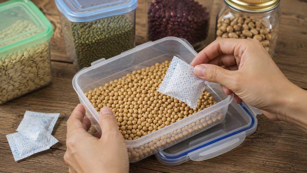 Thêm gói hút ẩm vào hộp bảo quản hạt giống