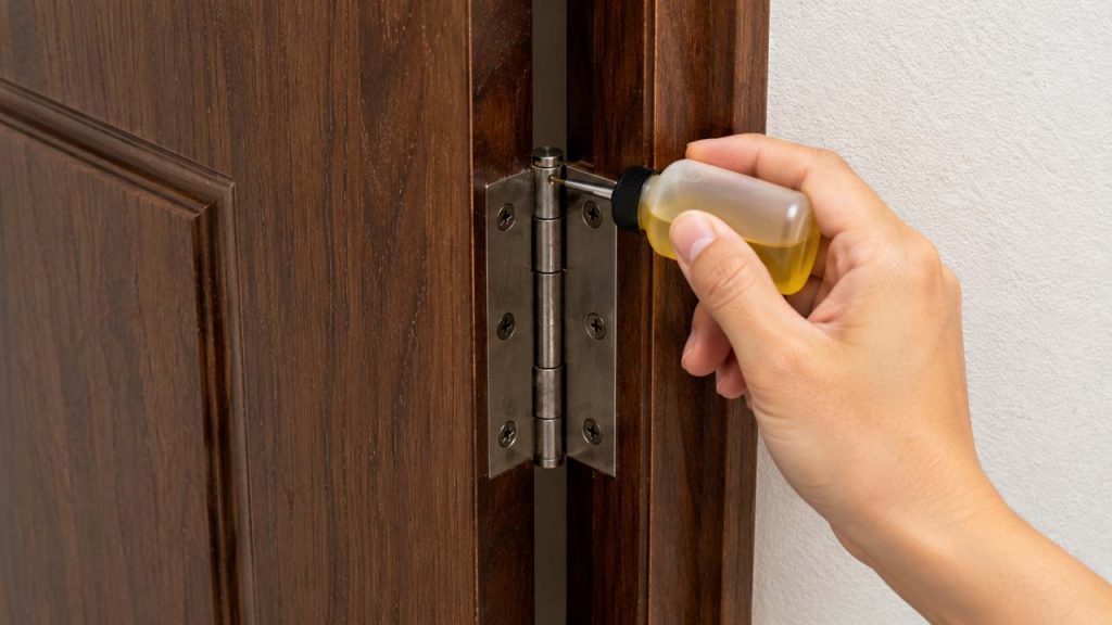 Tra dầu bôi trơn vào bản lề cửa bị kêu