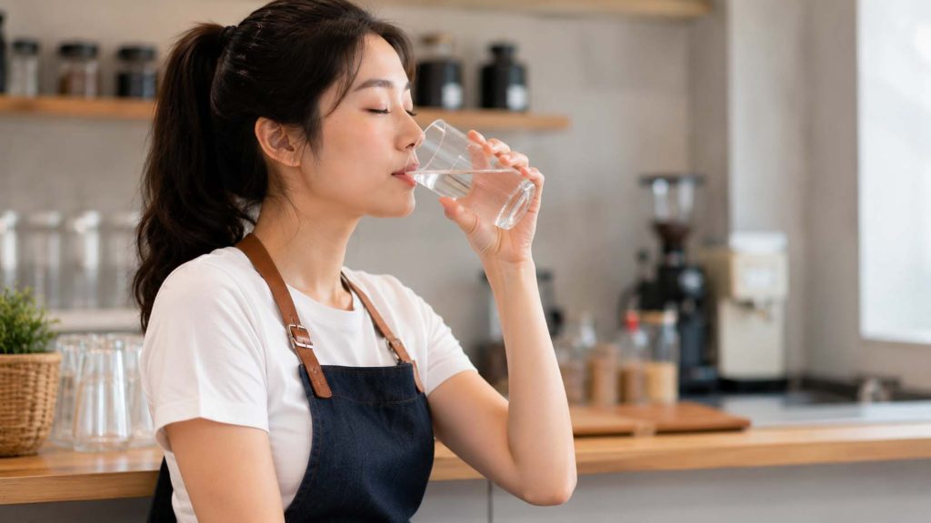 Uống đủ nước giúp giảm mỏi chân