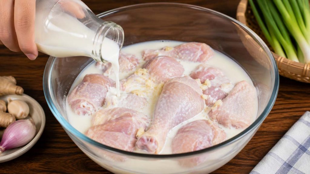 Ướp thịt gà với sữa tươi không đường giúp thịt mềm