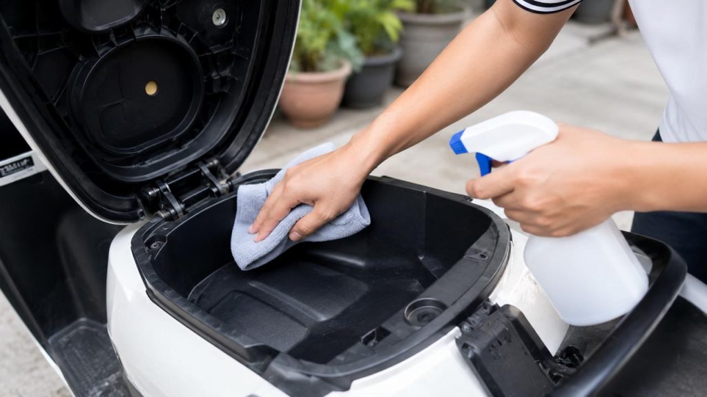 Vệ sinh cốp xe máy định kỳ để ngăn mùi hôi