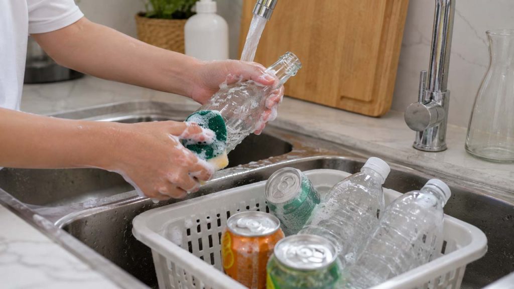 Rửa sạch chai lon và hộp đựng đồ uống để tránh ruồi giấm
