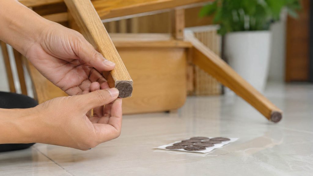 Bọc chân ghế bằng đệm nỉ chuyên dụng