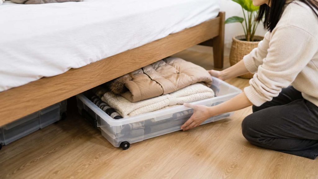 Cất quần áo trái mùa trong hộp dưới gầm giường