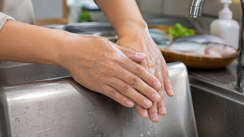 Chà tay lên bề mặt inox sạch để giảm mùi tanh cá