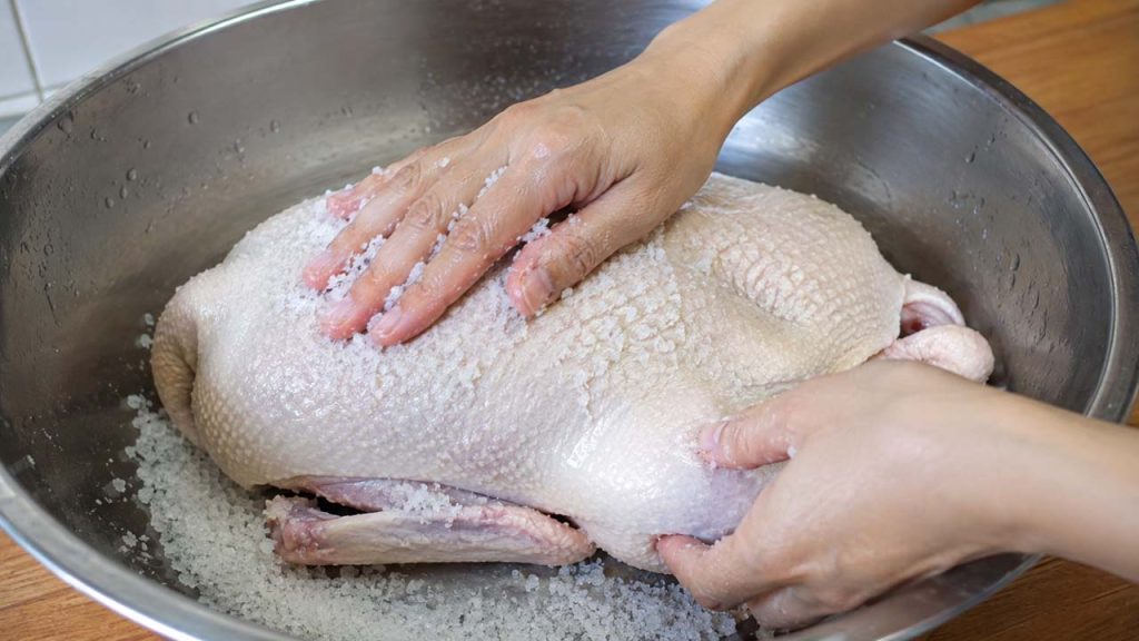 Chà xát thịt vịt với muối hạt để khử mùi tanh
