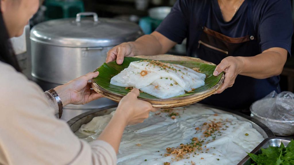 Chọn bánh ướt còn mới để giữ độ mềm dai và hạn chế bị bở