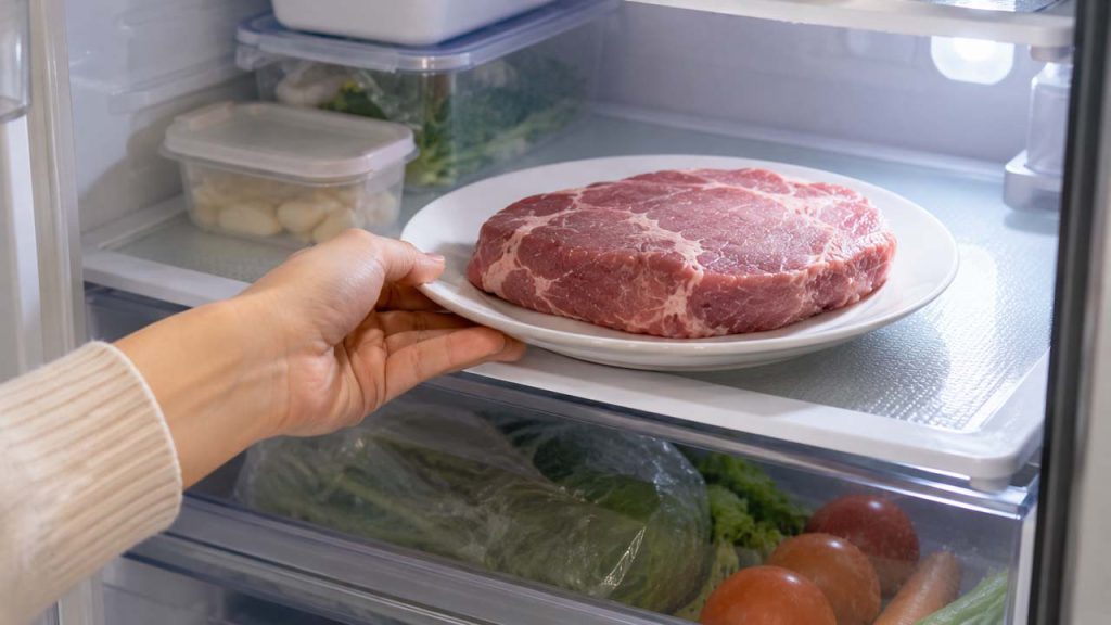 Đặt thịt vào ngăn mát tủ lạnh để rã đông từ từ