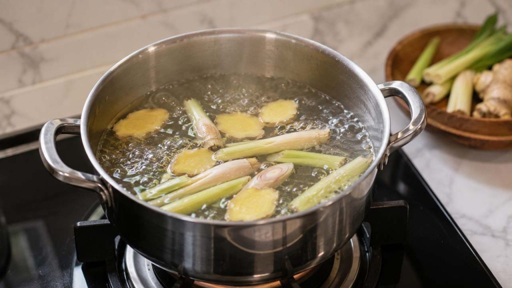 Đun nước với gừng hoặc sả để khử mùi tanh cá
