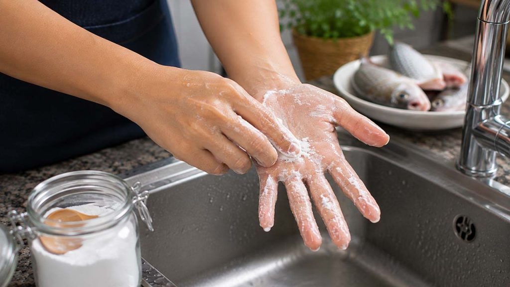 Dùng baking soda khi mùi cá trên tay khó hết