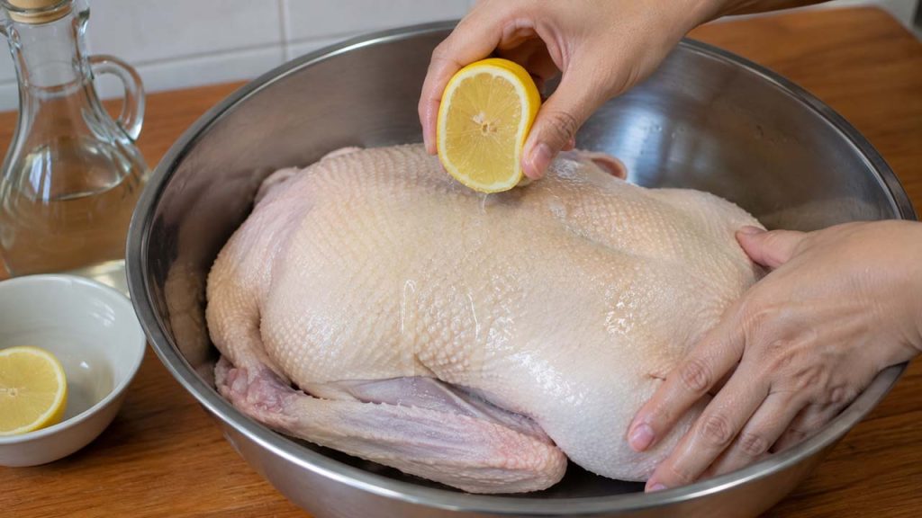 Chanh hoặc giấm giúp khử mùi tanh thịt vịt