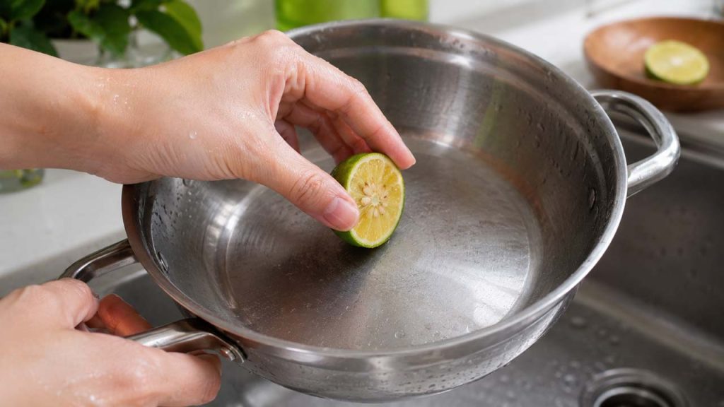 Dùng chanh để khử mùi tanh cá trên nồi chảo