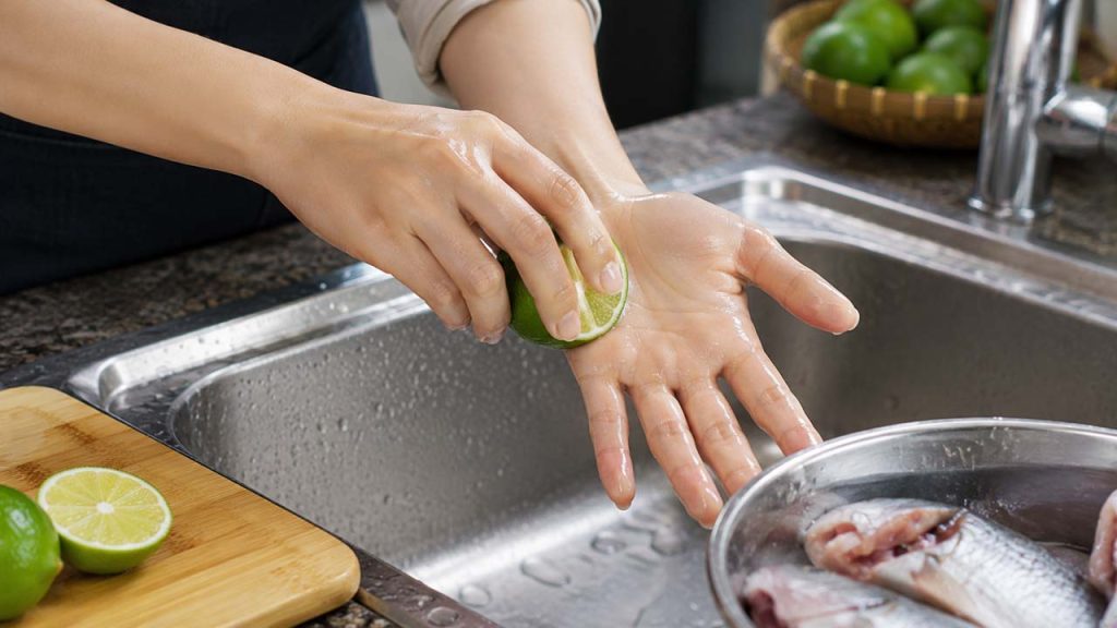 Dùng chanh để giảm mùi tanh cá trên tay