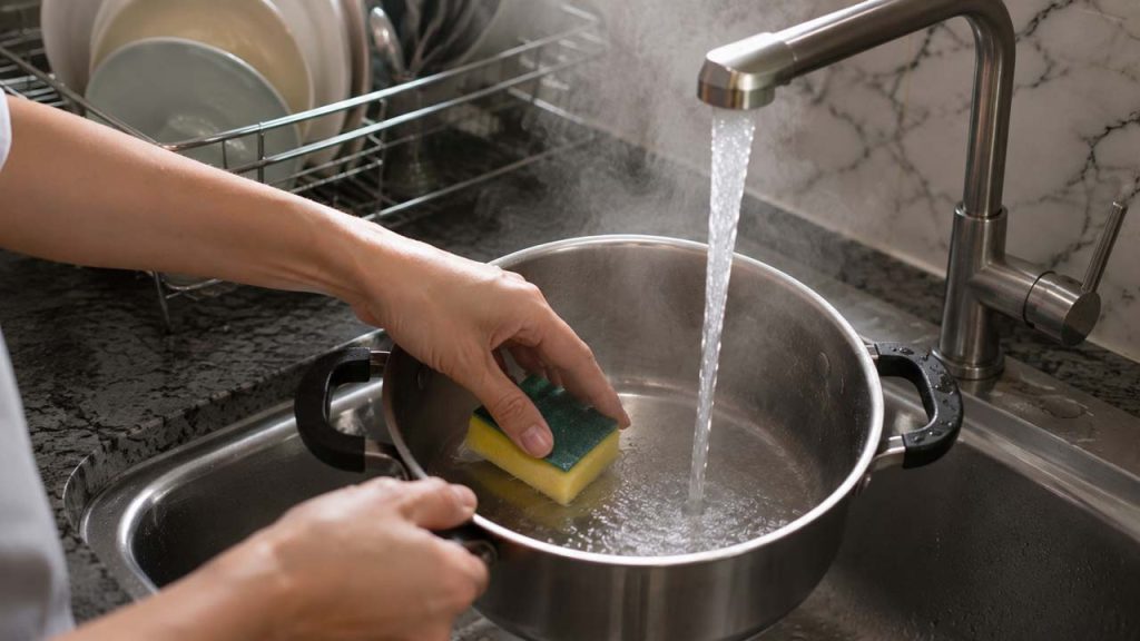 Dùng nước ấm thay vì nước lạnh khi rửa nồi chảo