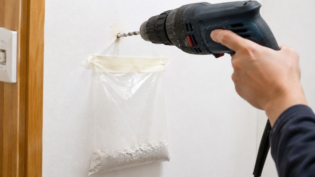 Dùng túi nilon hoặc túi giấy hứng bụi khi khoan tường