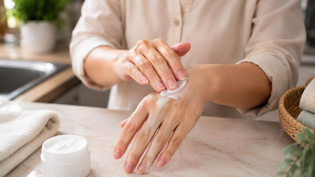 Dưỡng ẩm cho tay sau khi vệ sinh và làm sạch mùi cá
