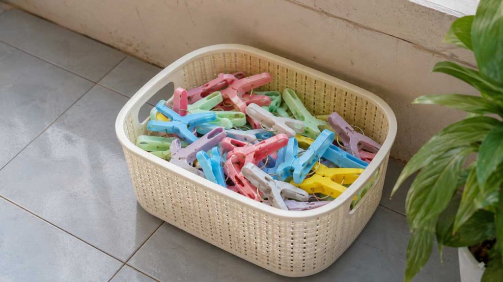 Giỏ riêng dùng để bảo quản kẹp quần áo nhựa