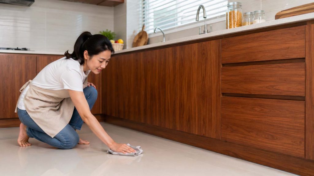 Giữ khu vực tủ bếp gỗ luôn khô ráo