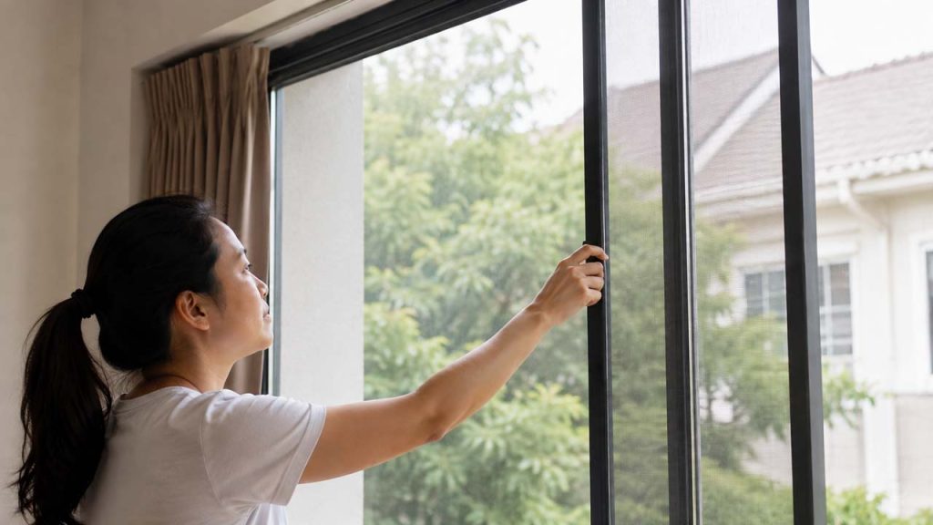 Hạn chế côn trùng nhỏ bay vào nhà