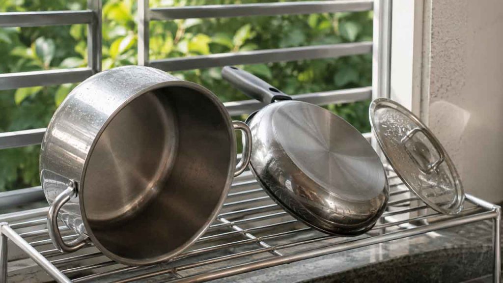 Hong khô nồi chảo ở nơi thông thoáng sau khi rửa
