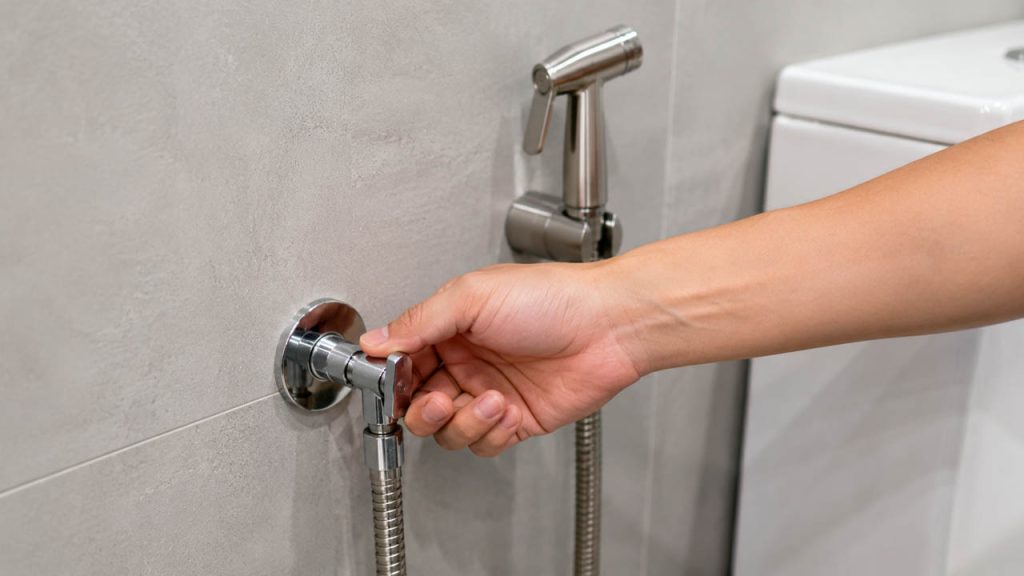 Khóa van cấp nước trước khi tháo vòi xịt vệ sinh