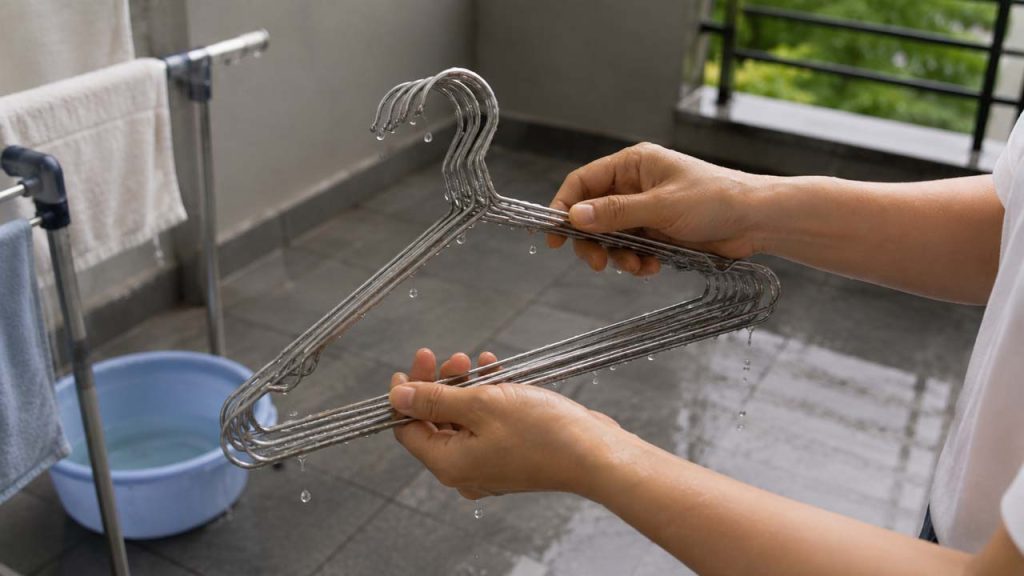 Không cất móc quần áo kim loại khi còn dính nước mưa