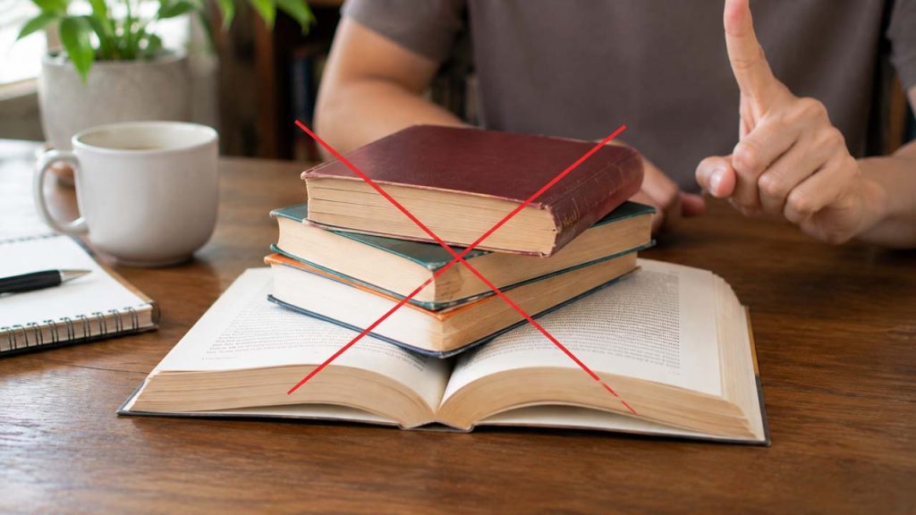 Không đặt vật nặng lên cuốn sách đang mở
