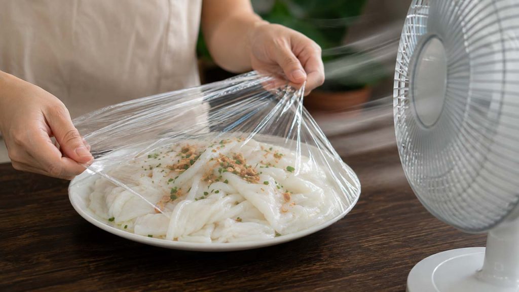 Đậy kín bánh ướt để tránh gió làm bánh khô và bị bở